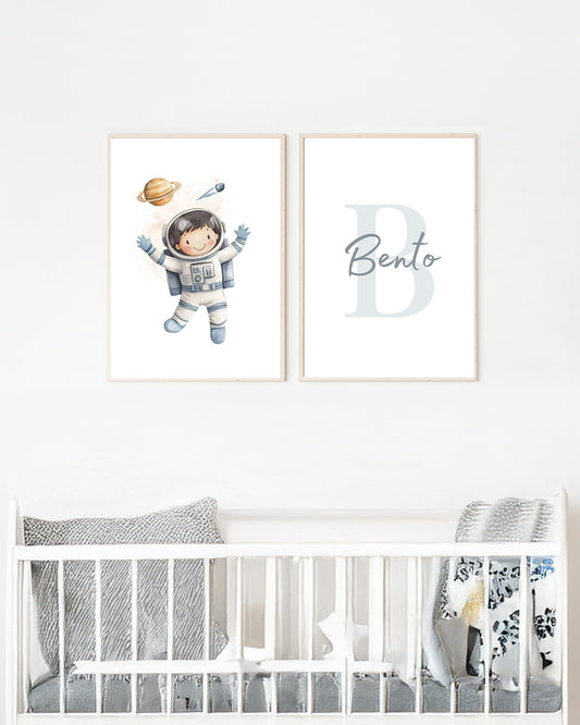 Kit 2 Quadros Infantil Quarto Bebê Menino Azul Astronauta Espaço Personalizado Nome e Inicial