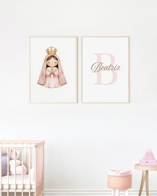 Kit 2 Quadros Decorativos Infantil Religioso Nossa Senhora Personalizado Nome e Inicial