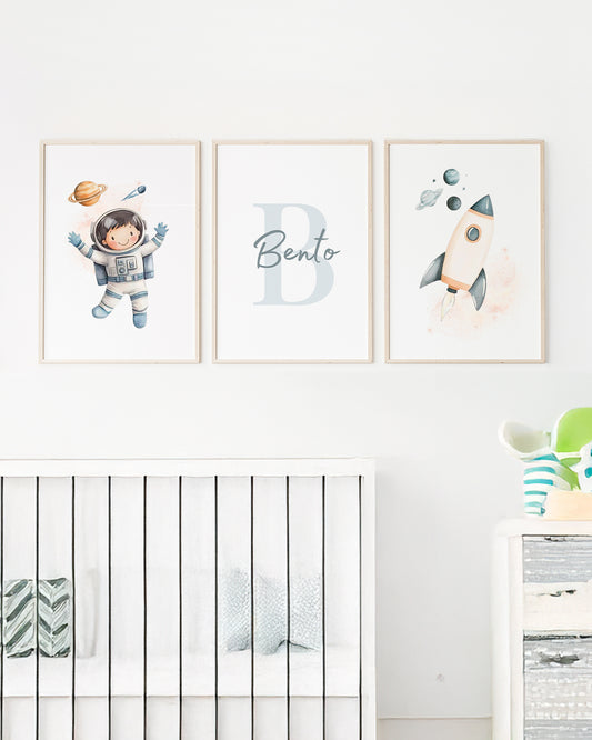 Kit 3 Quadros Infantil Quarto Bebê Menino Azul Astronauta Espaço Personalizado Nome e Inicial